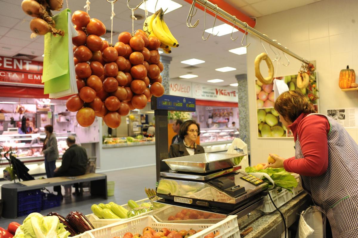 Tomata de penjar, a la venta en un mercado de Castelló.