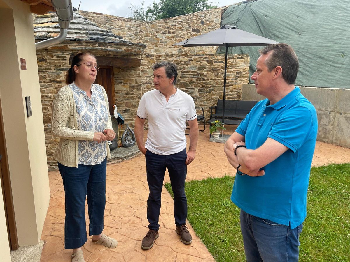 Por la izquierda, María José Noceda, el alcalde de San Tirso de Abres, Clemente Martínez, y Marcelino Marcos.