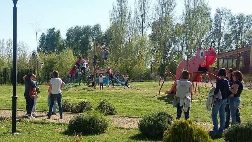 Madres y niños del CEIP Buenos Aires durante la actividad.