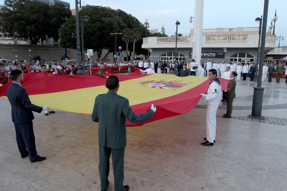 Honores a la bandera en el puerto