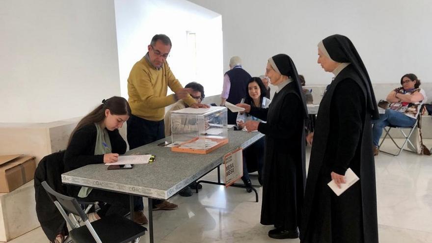 Unas religiosas votan en el colegio instalado en el Centro Galego de Arte Contemporáneo