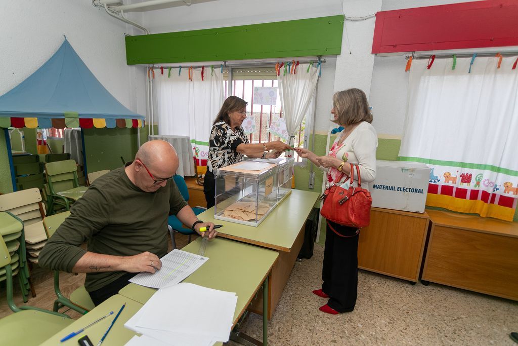 La mañana electoral de Murcia, en imágenes