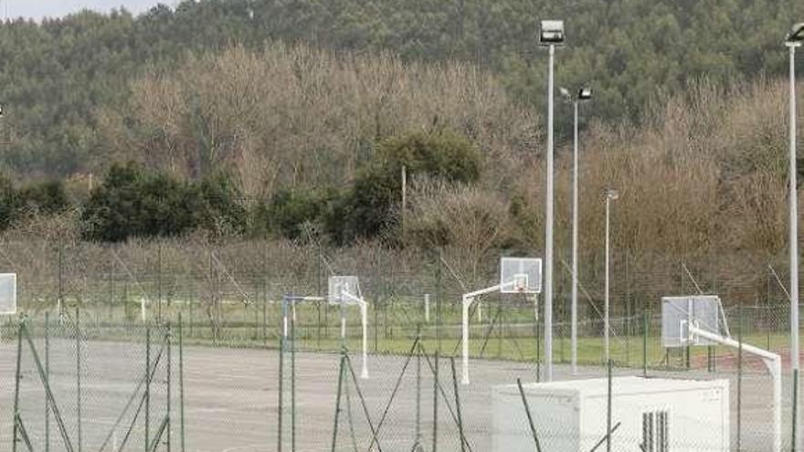 Pistas polideportivas de Balbín que serán cubiertas.