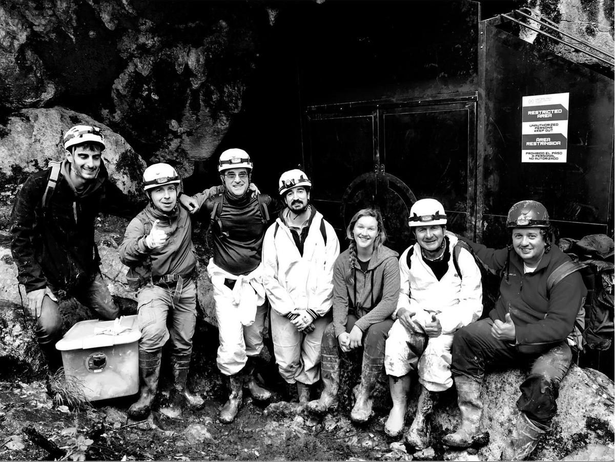 Primera incursión científica en el entorno de la Ares Station en mayo de 2019, de izquierda a derecha Dr. Alejandro Pérez Ferrer (malacología), Dr. Miguel de Luis López (mirmecología) , Dr. Jesús Muñoz Fuente (briófitos), Dr. Diego Gil Tapeteado (Zoologia/artrópodos), Dra. Alicia Sánchez Arroyo (microbiología), Dr. Antonio Guillén Oterino (microbiología), Dr. Antonio Ordóñez Valverde (Coordinación Biodiversidad Virtual).equipo 001