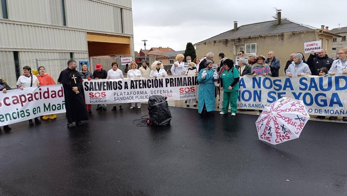 Un momento de la protesta con las integrantes del sketch, la alcaldesa, de médico con peluca; y el edil de Obras, disfrazado de obispo.