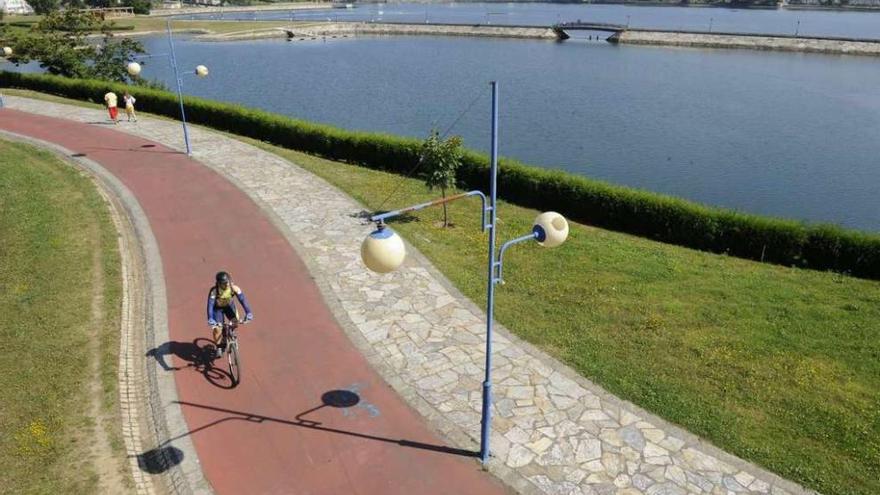 Tramo de carril bici existente en Acea de Ama en Culleredo.