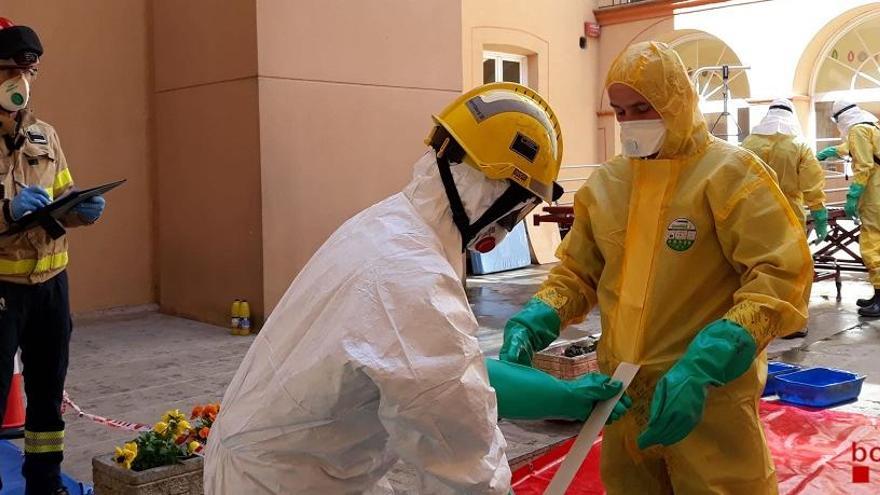 Treballs de desinfecció de material de la residència de Cardona i de trasllat al complex hoteler Vilar Rural