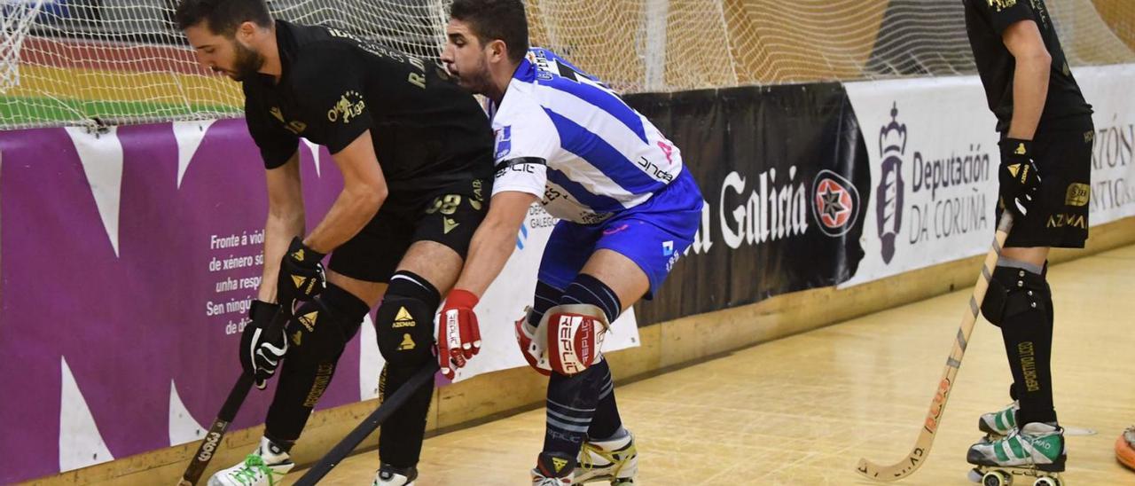 Roberto di Benedetto, presionado por Gonzalo Pérez en el partido disputado en el Palacio. |  // VÍCTOR ECHAVE