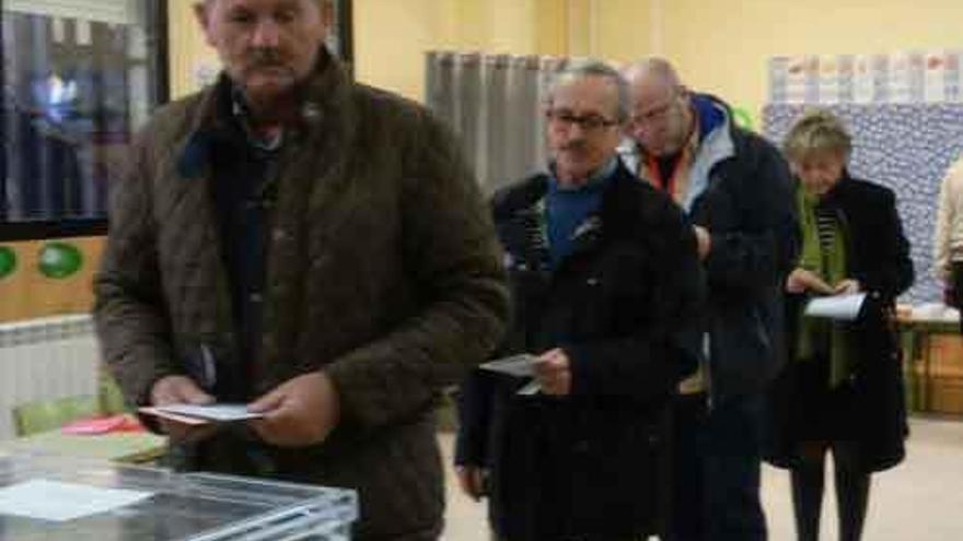 Sobre estas líneas, el vecino de Villaralbo que dijo no haber votado y, a la derecha, el cartero deposita el voto por correo en Villaralbo.