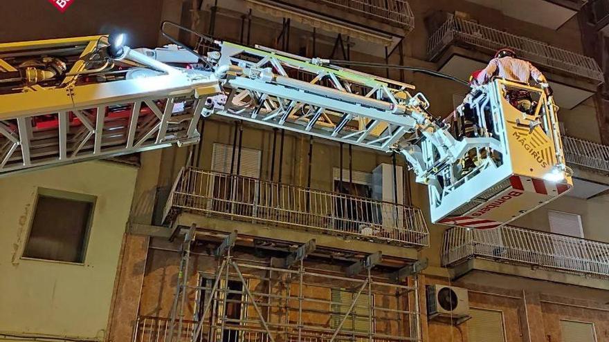 Derrumbe en un edificio abandonado, en el que juegan menores, en el barrio de Carrús en Elche