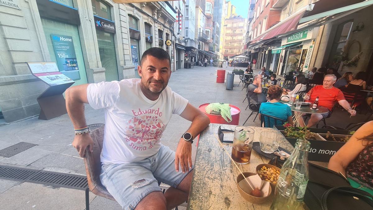 Eduardo Abad, durante sus vacaciones, en uno de los locales de hostelería de Vilagarcía.