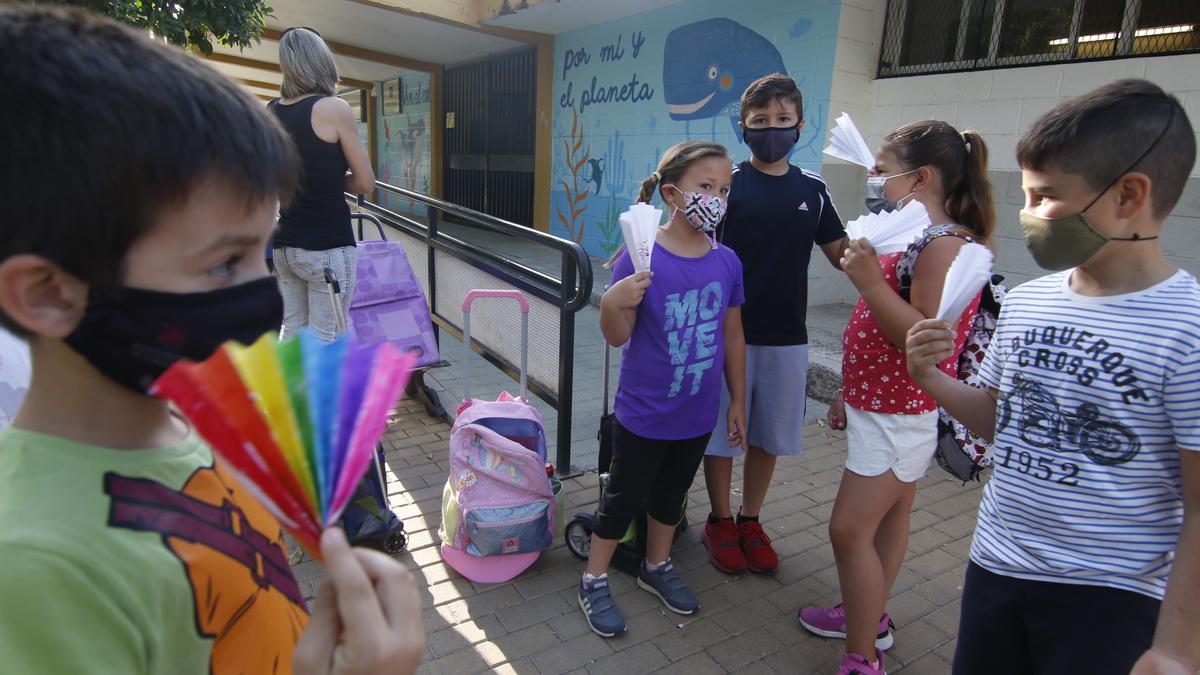Protesta por la falta de aire acondicionado en el colegio Mediterráneo