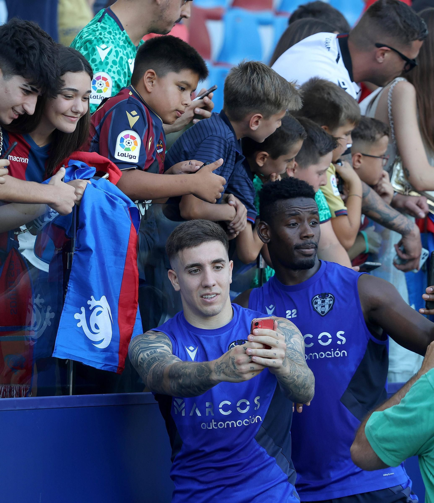 Ambiente de Primera en el entrenamiento a puertas abiertas