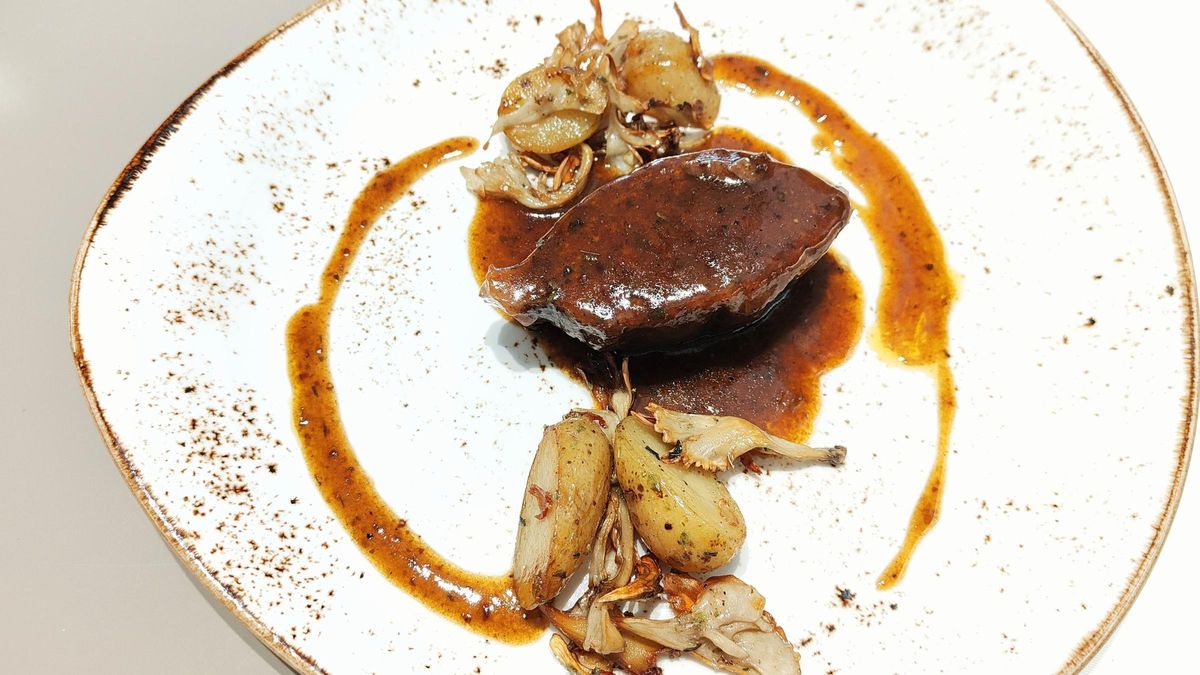 La 'llata' de ternera con salsa Café de París de Cal Ticus.