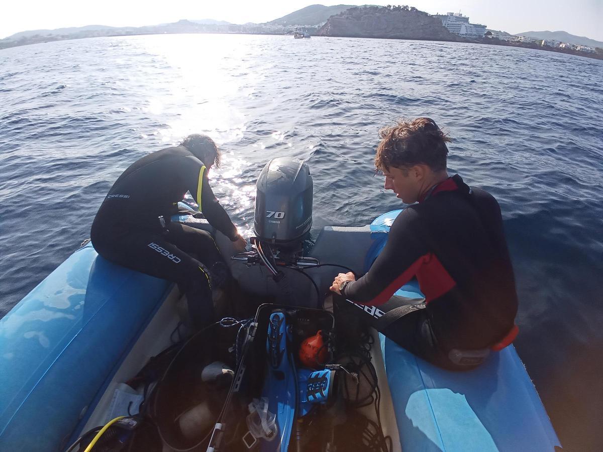 Tareas de muestreo frente a la costa de Talamanca, en Ibiza.