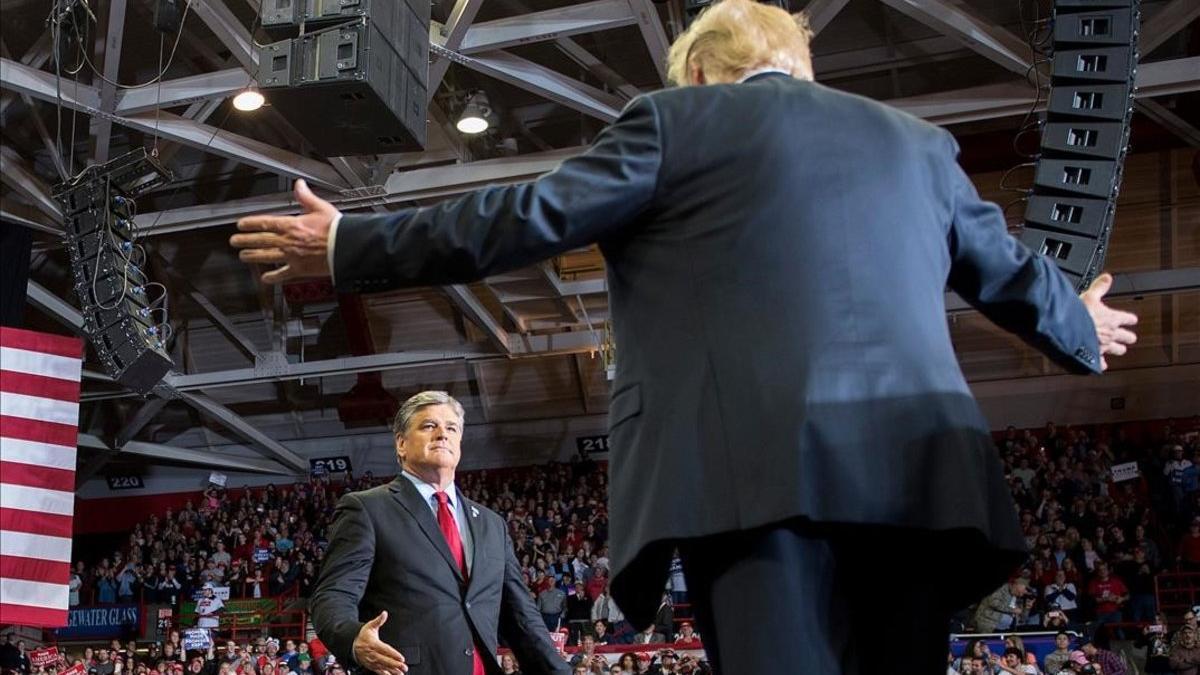 Trump saluda al presentador de televisión Sean Hannity en un mitin en Cape Girardeau, en Misuri, este lunes.