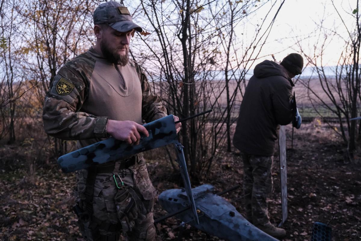 Pilos ucranianos preparan un dron para llevar a cabo un ataque aéreo contra las tropas rusas que tienen bajo asedio la ciudad de Pokrovsk.