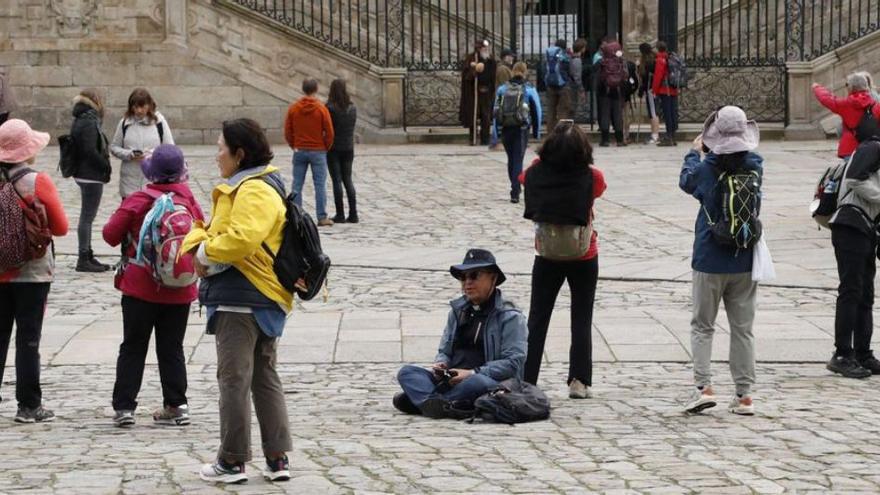 Gran ambiente de turistas y peregrinos en la praza do Obradoiro, durante este fin de semana