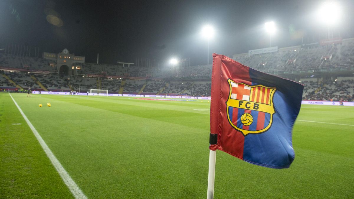 Barcelona. 08.03.2025. Deportes. El tferreno de juego del estadio Lluis Companys vacío sin jugadores calentando antes de anunciarse la suspensión del partido por el fallecimiento del doctor del primer equipo Carlos Miñarro García esta misma tarde antes del partido de liga entre el FC Barcelona y el Osasuna. Fotografía de Jordi Cotrina
