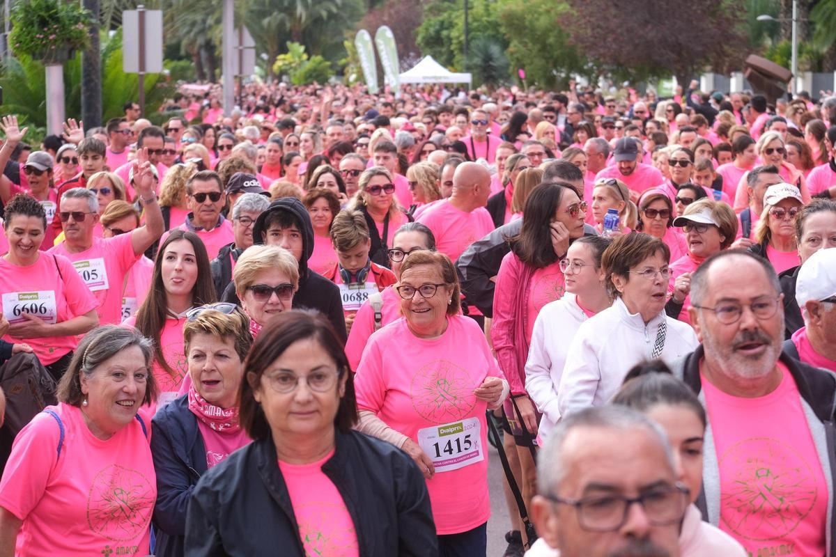 Las mejores imágenes de la carrera y marcha contra el cáncer de mama en ...