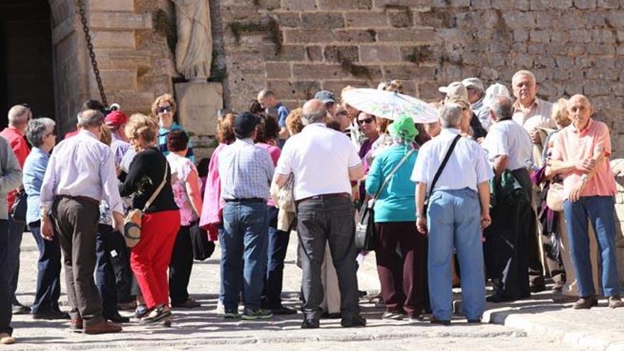 Turistas de la tercera edad de vacaciones en la ciudad antigua de la isla de Ibiza.