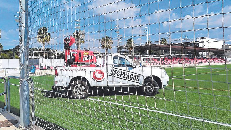 La empresa Lokímica actuó en el campo de fútbol de Moncofa, donde abundan los mosquitos.