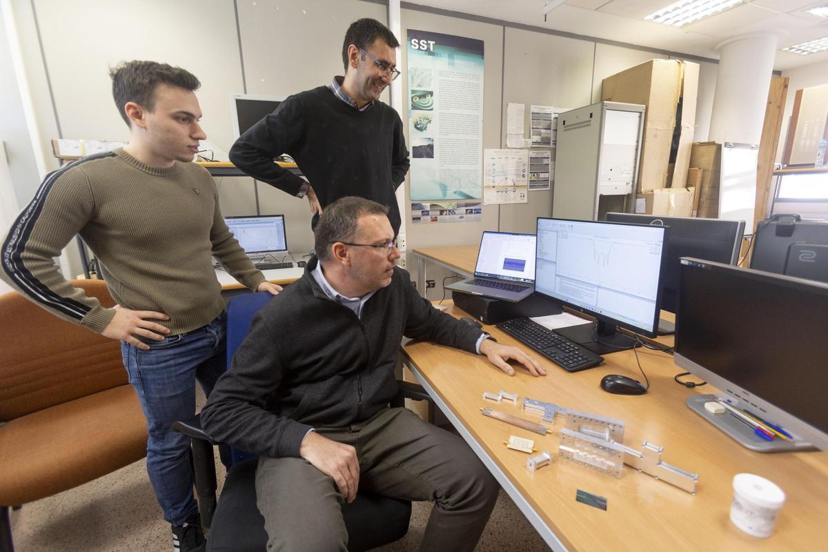 Los tres investigadores del grupo Microondas y Electromagnetismo Computacional Aplicado (GMECA) de la Universidad de Alicante.