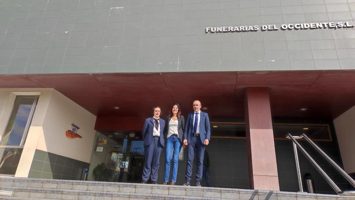 Natalia Méndez, Marita García y Daniel Iglesias en la puerta del tanatorio de Jarrio.