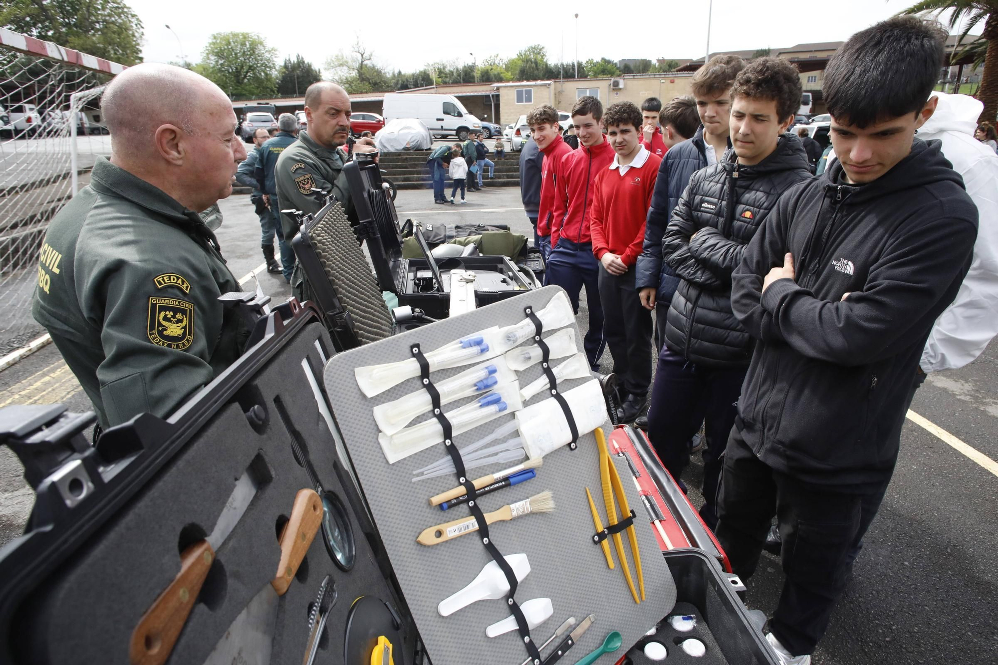 En imágenes: Los alumnos del Corazón de María de Gijón conocen cómo funciona cada unidad de la Guardia Civil