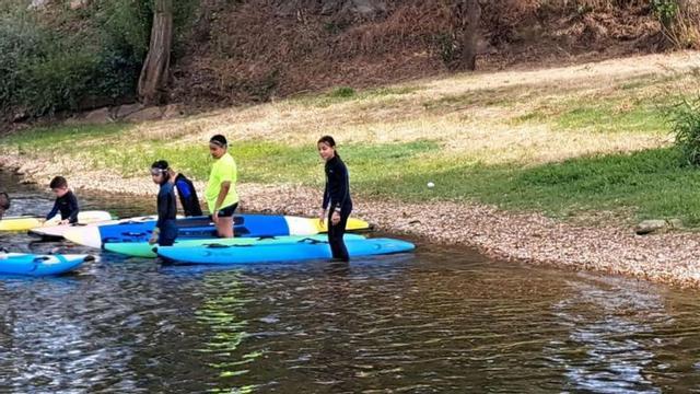 Sobre estas líneas la zona de playa, que están acondicionando estos días y arriba un grupo de niños y jóvenes practicando deporte. | E. P.