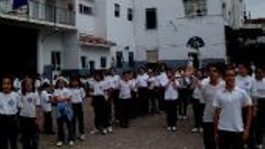 El colegio Santo Angel cierra el mes de María con una procesión