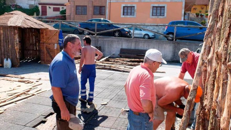 Vecinos de Carabanzo, durante el montaje de la fortificación.