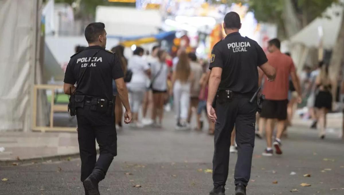 Dos agentes de Policía Local (Archivo).