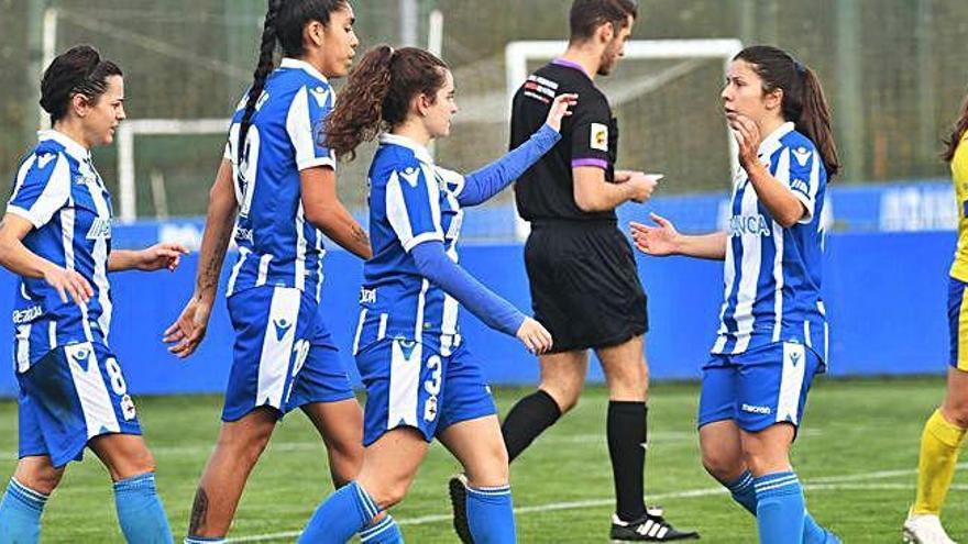 Varias futbolistas del deportivo celebran un gol durante el partido contra el Matamá de esta temporada.
