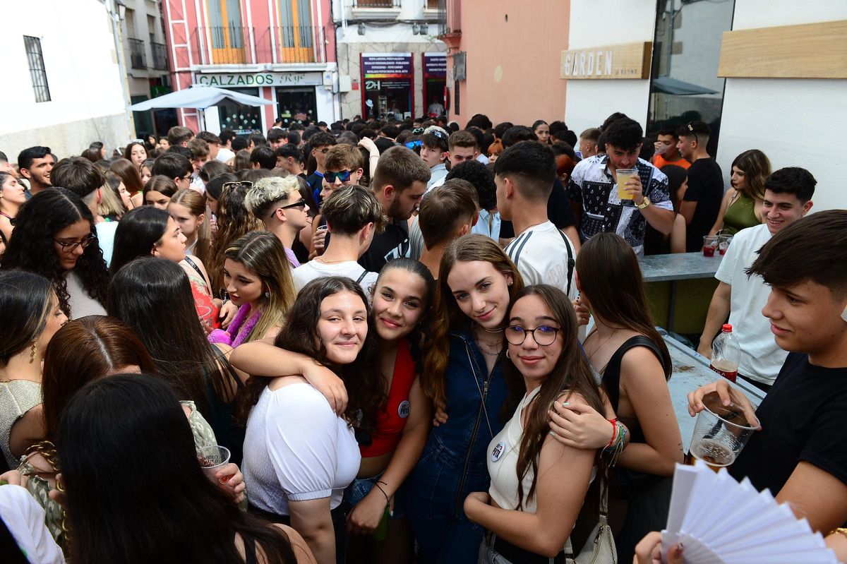 Jóvenes, en la plaza Sosa, en la feria de Plasencia.