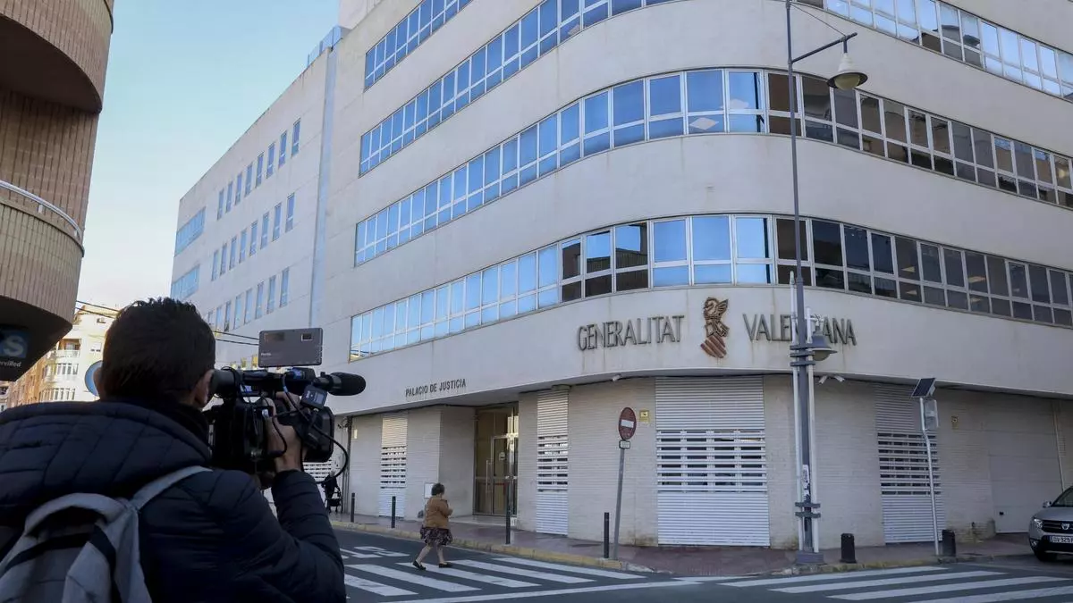 El procurador que estafó 37.000 euros al Ayuntamiento de Torrevieja acepta dos años de cárcel