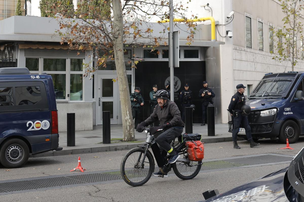 Vista de las medidas de seguridad alrededor de la embajada estadounidense en Madrid