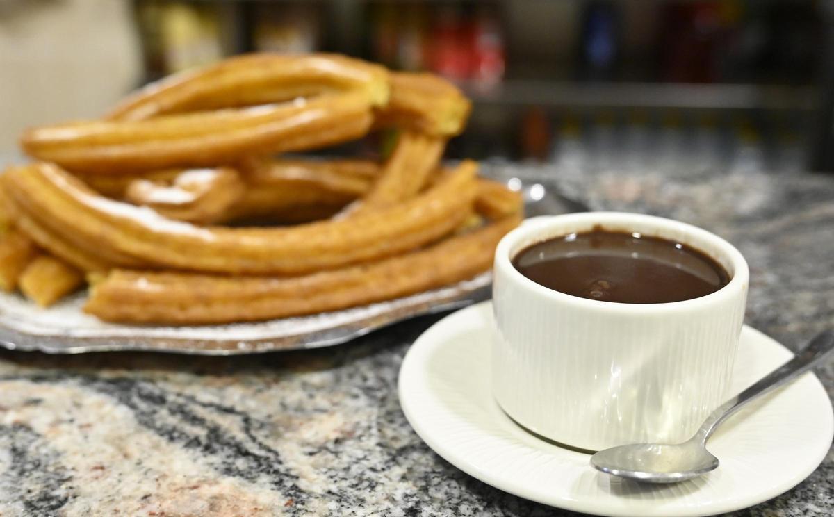Una taza de chocolate con churros.
