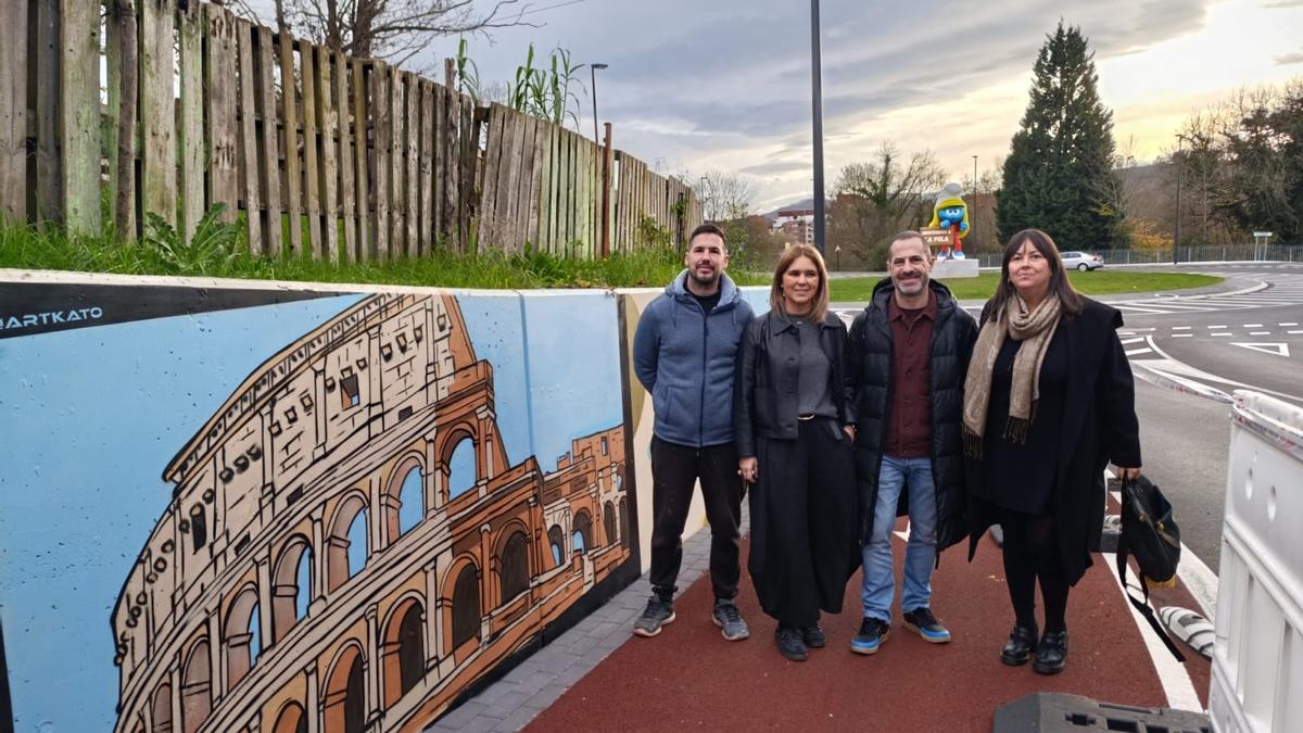 Por la izquierda, "Keto", Eva Iglesias, Ángel García y Ana Díaz (técnico municipal) ante la obra del nuevo mural.
