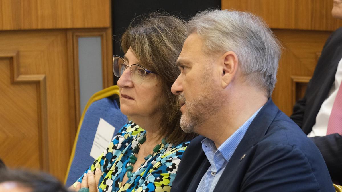 La rectora Amparo Navarro (UA) escucha al rector Juan José Ruiz (UMH).