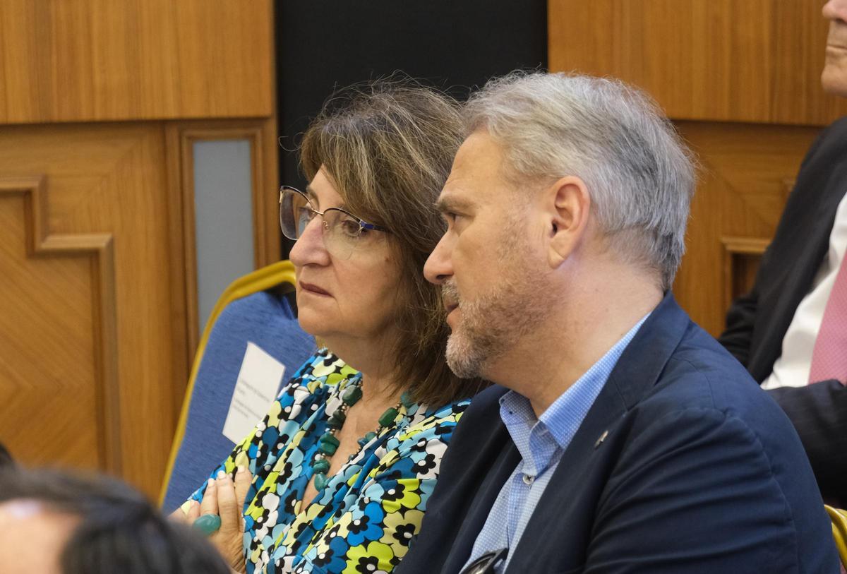 Amparo Navarro (UA) escucha a Juan José Ruiz (UMH).