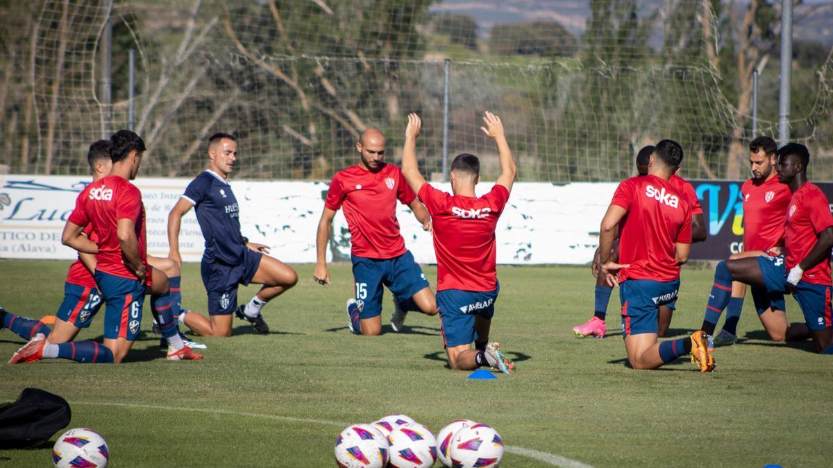 Los jugadores del Huesca calientan antes del pitido inicial