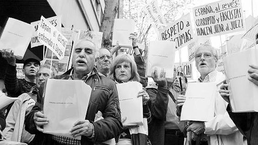 Representantes de asociaciones de la Memoria Histórica presentan las firmas de apoyo a Garzón ante la Audiencia.