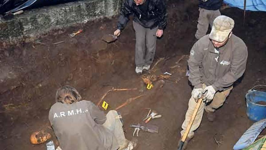 Los arqueólogos de la A.R.M.H. trabajan cuidadosamente sobre los dos cadáveres encontrados en Curro.