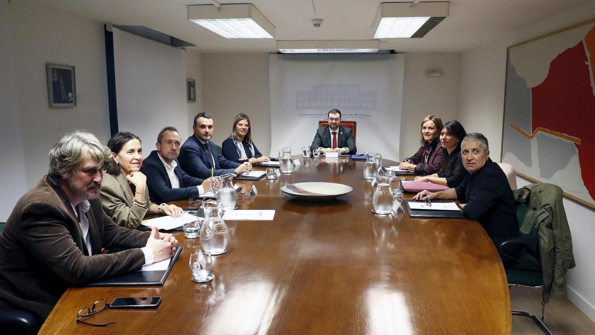 Integrantes del Ejecutivo, PSOE e IU, con Covadonga Tomé y su equipo en la primera reunión de negociación presupuestaria.