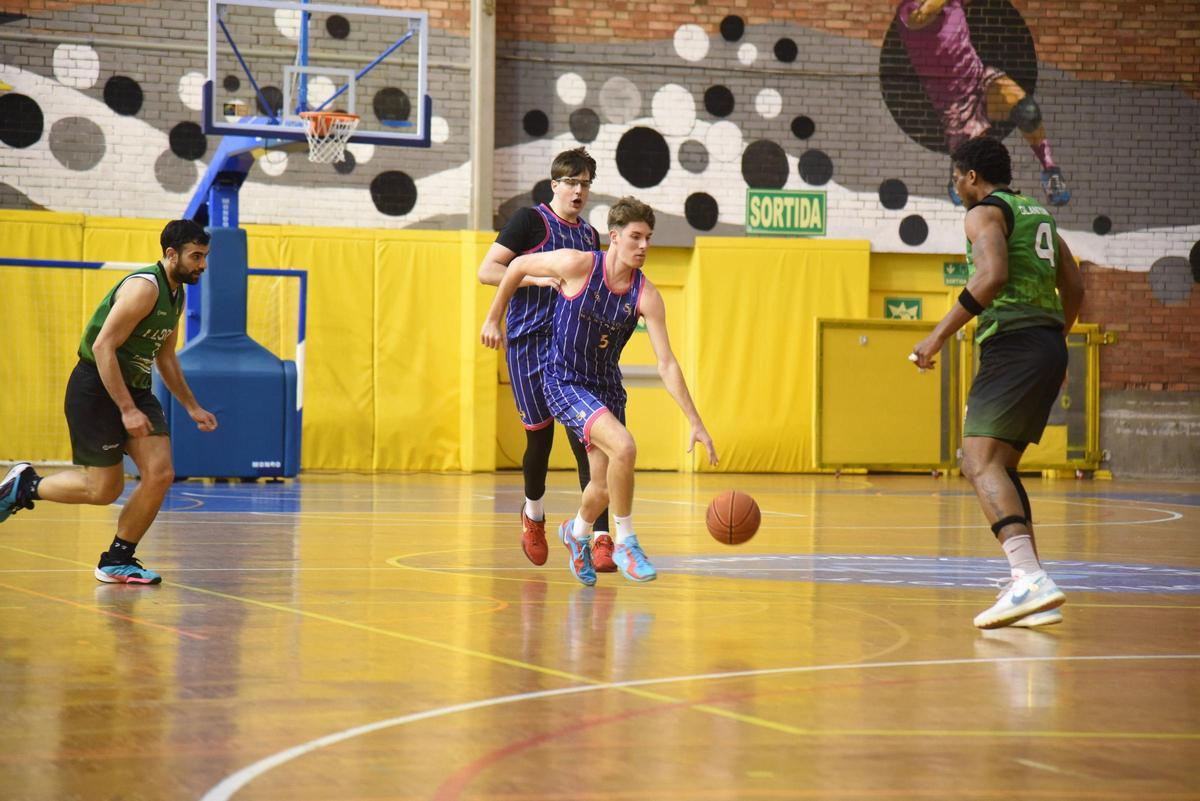 Joel Joya surt ràpid al contraatac en el partit d’ahir contra el Lloret