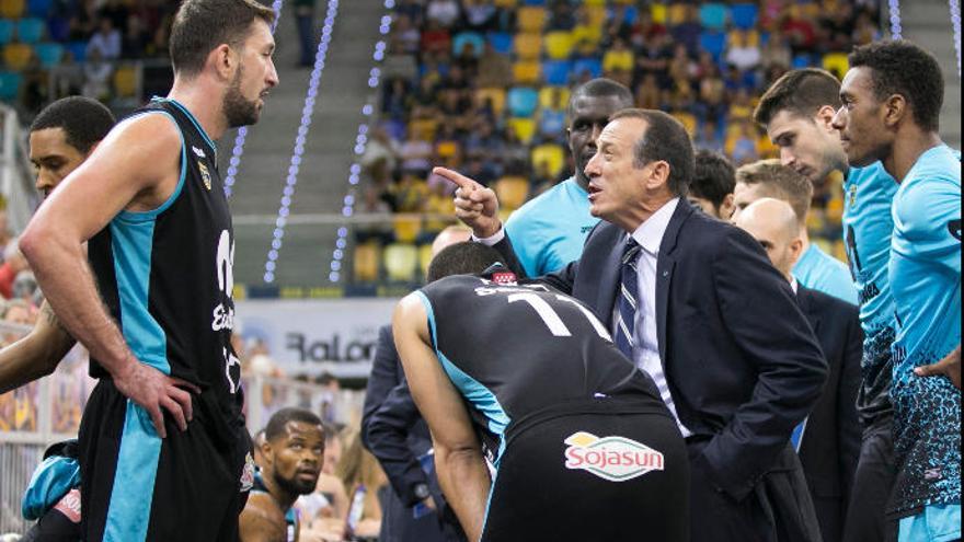 Maldonado, en un tiempo muerto de Estudiantes en el Arena.