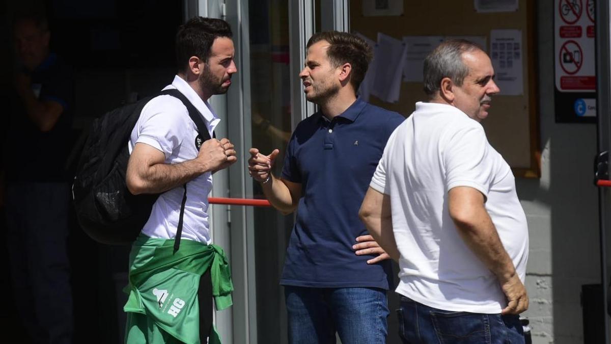 Dava Torres, capitán del Liceo, charla con el condejal de Deportes, Manuel ázquet, y el técnico Municipal, Daniel Regos, en el regreso del Liceo a Riazor.