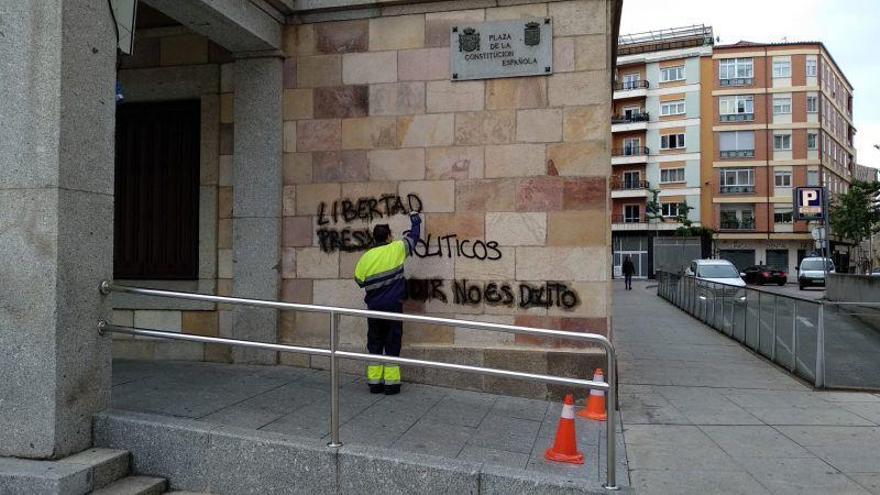 Un operario limpia la fachada de la Subdelegación.