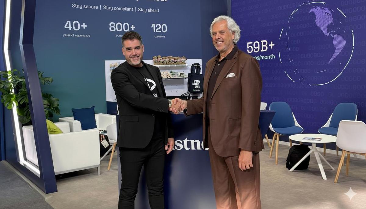 Javier Mira, CEO de Facephi, junto con Hazem Mulhim, CEO de Eastnets.